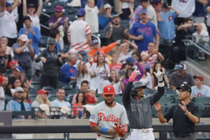 Defense lets the Phillies down in a four-run sixth inning and offense finally cools off in 6-2 loss to Mets