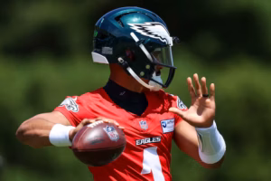 Eagles practice observations: Offense has growing pains; Jalyx Hunt shines; Lane Johnson and Jalen Carter return
