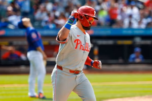 Kyle Schwarber launches 30th homer of the season to lift Phillies past Mets