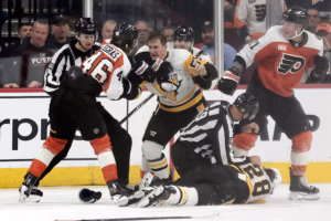 Flyers sign agitator Noel Acciari to bolster the team’s bottom six