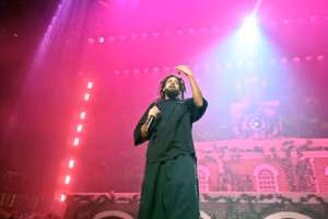 If J. Cole’s Xfinity Mobile Arena tour stop is anything to go by, there is no ‘falling off’ in the cards